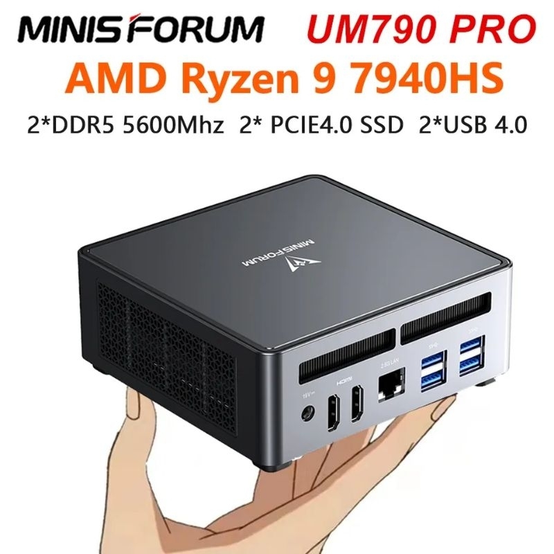 Fotografía técnica oficial de Minisforum UM790 Pro Mini PC con AMD Ryzen 9 7940HS, 32GB DDR5, Metal Líquido ColdWave 2.0 y Dual USB4 - Vista frontal con fondo neutro