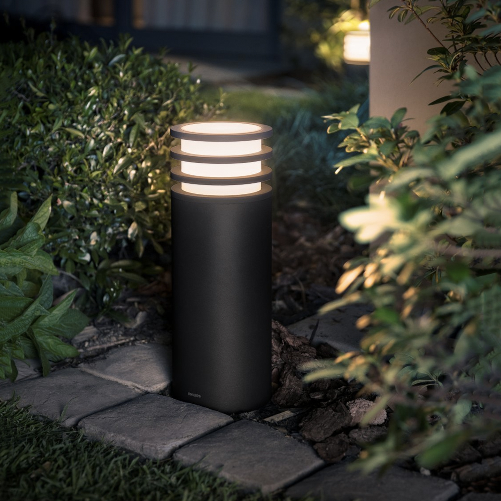 Fotografía técnica oficial de Philips Hue Lucca Baliza Exterior de Pedestal en Aluminio Antracita IP44 con Bombilla E27 Smart - Vista frontal con fondo neutro
