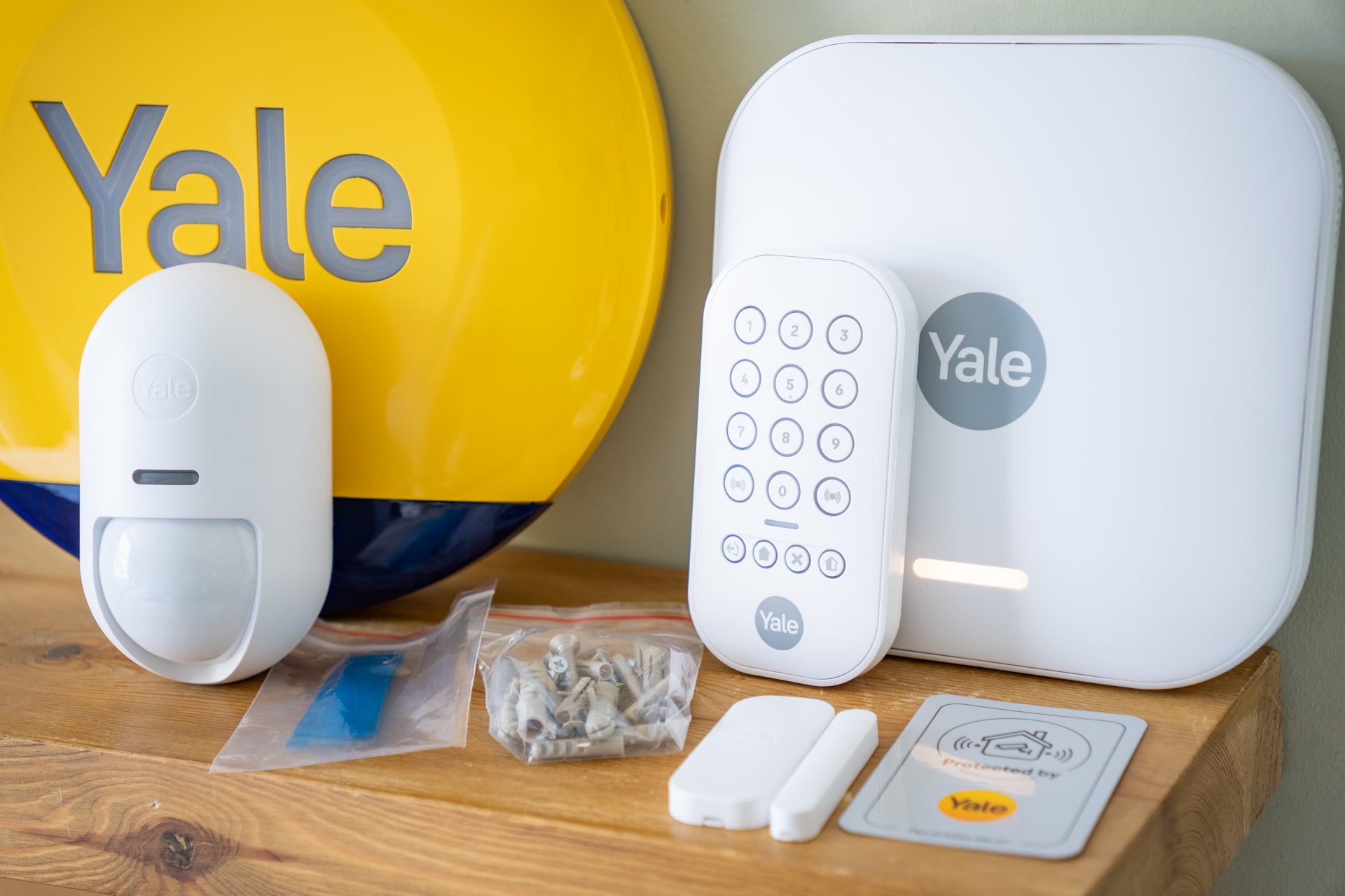 Fotografía técnica oficial de Yale Smart Alarm Kit de Inicio Inalámbrico con Control por App y Sin Cuotas Mensuales - Vista frontal con fondo neutro